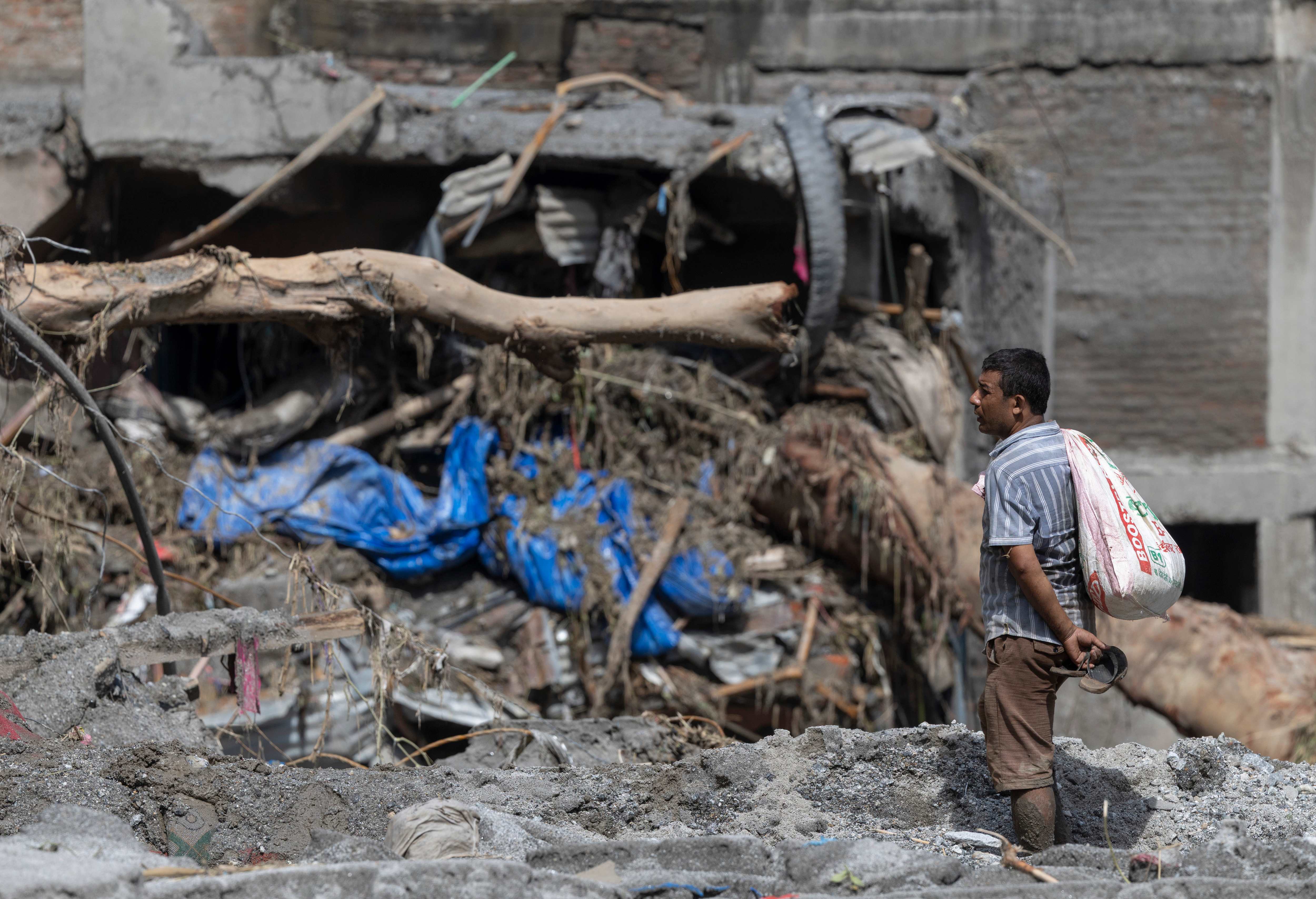 BUSQUEDA DE AFECTADOS POR INUNDACIÓN EN NEPAL'