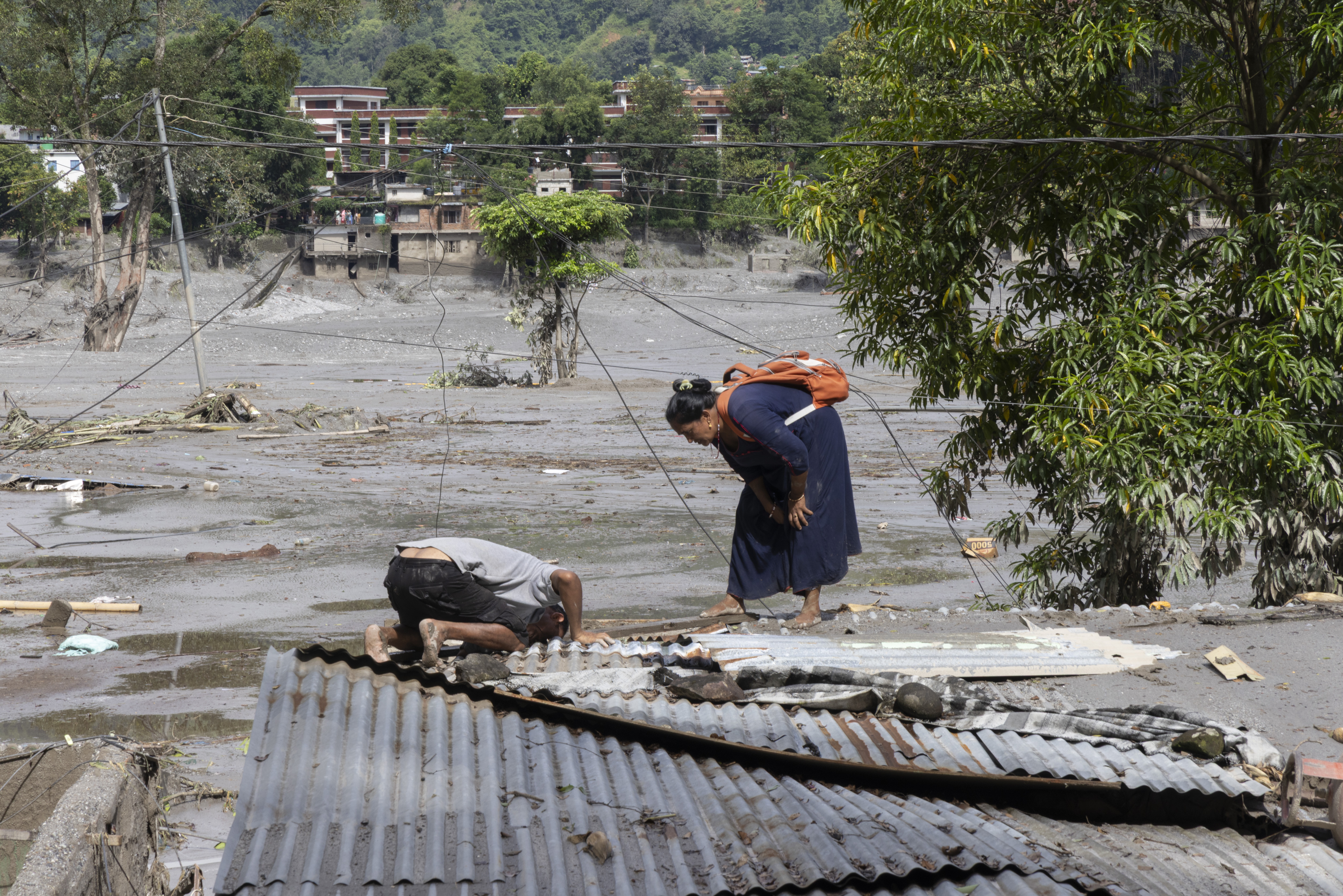 Nuwakot (Nepal), 27/08/2026.- A flood survivor returns to home following a flash flood in Devighat Village, Nuwakot district, Nepal, 27 August 2026. More than 160 people have died and hundreds remain missing across northern Nepal after a suspected avalanche triggered massive flash floods and mudslides along the Bhotekoshi and Trishuli river near the Nepal-Tibet border, causing widespread destruction to settlements and infrastructure, according to local authorities. (Inundaciones, Avalancha) EFE/EPA/NARENDRA SHRESTHA