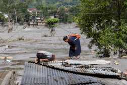 Nuwakot (Nepal), 27/08/2026.- A flood survivor returns to home following a flash flood in Devighat Village, Nuwakot district, Nepal, 27 August 2026. More than 160 people have died and hundreds remain missing across northern Nepal after a suspected avalanche triggered massive flash floods and mudslides along the Bhotekoshi and Trishuli river near the Nepal-Tibet border, causing widespread destruction to settlements and infrastructure, according to local authorities. (Inundaciones, Avalancha) EFE/EPA/NARENDRA SHRESTHA
