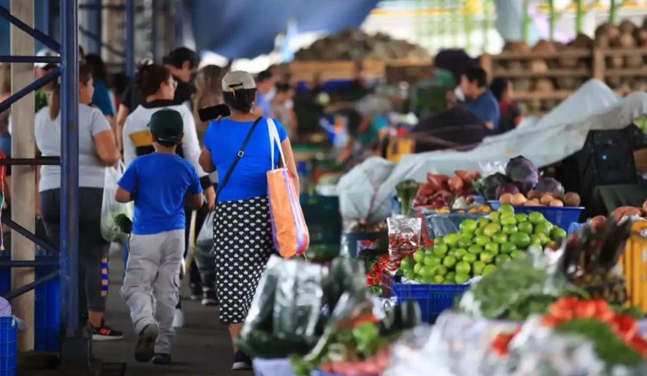 Canasta básica productos en el mercado y personas comprensa HPL
