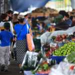 Canasta básica productos en el mercado y personas comprensa HPL