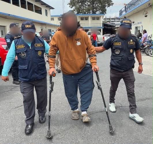 Julio Valentín Monroy, alias “El Viejo”, es escoltado por agentes de la PNC tras su captura.