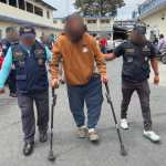 Julio Valentín Monroy, alias “El Viejo”, es escoltado por agentes de la PNC tras su captura.