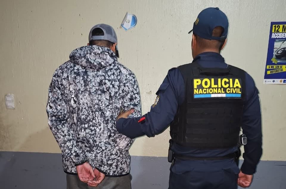Agentes de la PNC capturan a un hombre señalado de matar a balazos a un perro e intentar huir en San Juan Sacatepéquez. (Foto Prensa Libre: PNC)