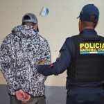 Agentes de la PNC capturan a un hombre señalado de matar a balazos a un perro e intentar huir en San Juan Sacatepéquez. (Foto Prensa Libre: PNC)