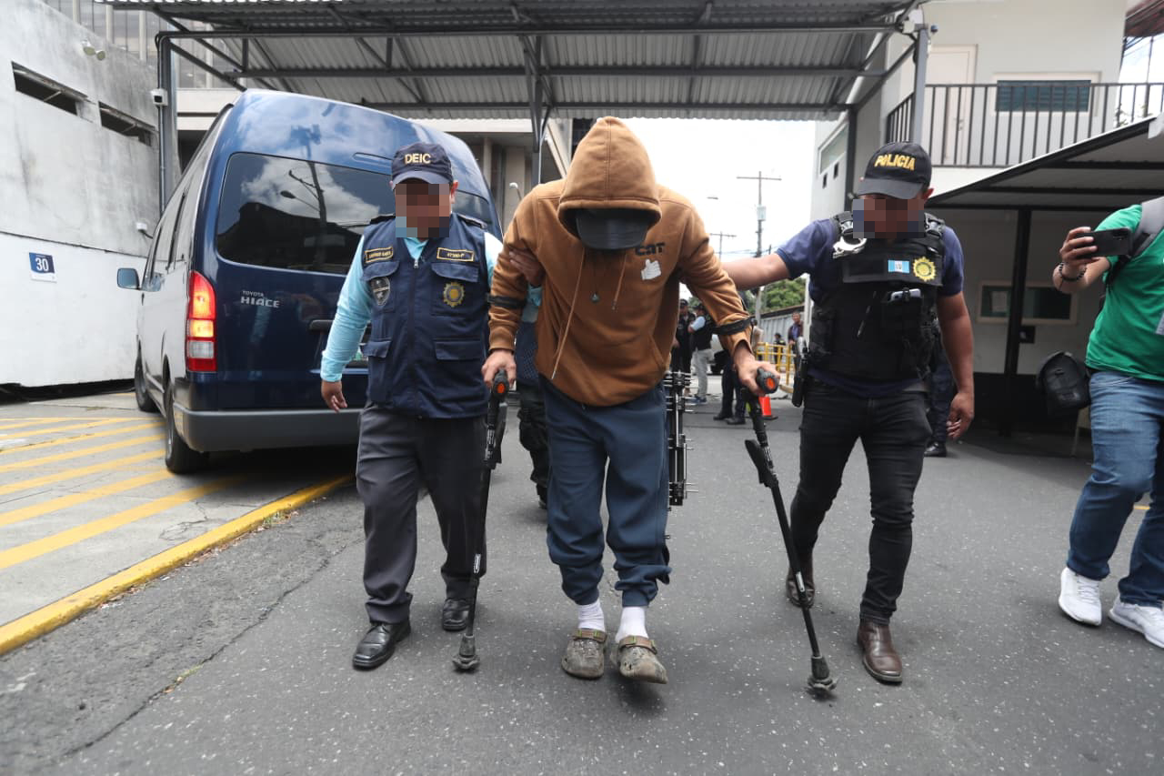 Julio Valentín Monroy López, alias “El Viejo”, fue capturado horas antes de que el juez Jimi Bremer ordenara su libertad. (Foto Prensa Libre: Moisés Xec)