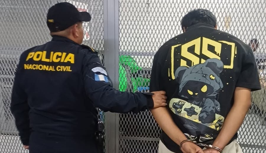 Miguel “N”, de 19 años, fue capturado en la zona 7 y es investigado por su posible vinculación con el ataque armado en el que murieron “La Mi Amor” y otras seis personas en Boca del Monte, Villa Canales. (Foto Prensa Libre: PNC)