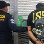 Miguel “N”, de 19 años, fue capturado en la zona 7 y es investigado por su posible vinculación con el ataque armado en el que murieron “La Mi Amor” y otras seis personas en Boca del Monte, Villa Canales. (Foto Prensa Libre: PNC)