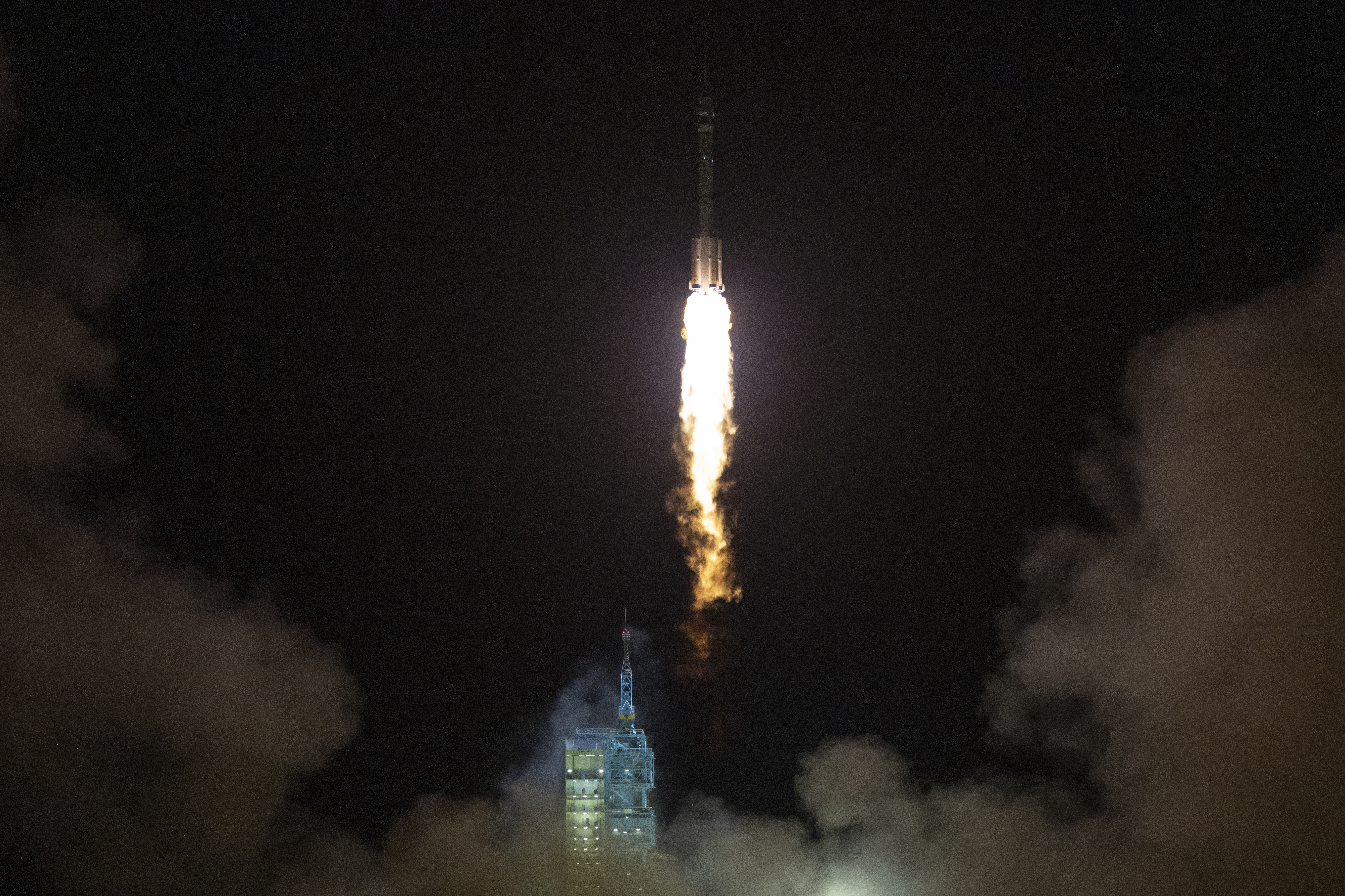 La misión espacial Shenzhou-23, transportada por un cohete Larga Marcha 2F, despega desde el Centro de Lanzamiento de Satélites de Jiuquan, cerca de Jiuquan (China), el 24 de mayo de 2026. EFE-EPA/ANDRES MARTINEZ CASARES/ARCHIVO