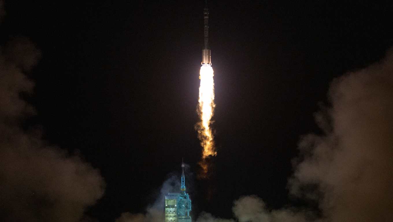 La misión espacial Shenzhou-23, transportada por un cohete Larga Marcha 2F, despega desde el Centro de Lanzamiento de Satélites de Jiuquan, cerca de Jiuquan (China), el 24 de mayo de 2026. EFE-EPA/ANDRES MARTINEZ CASARES/ARCHIVO