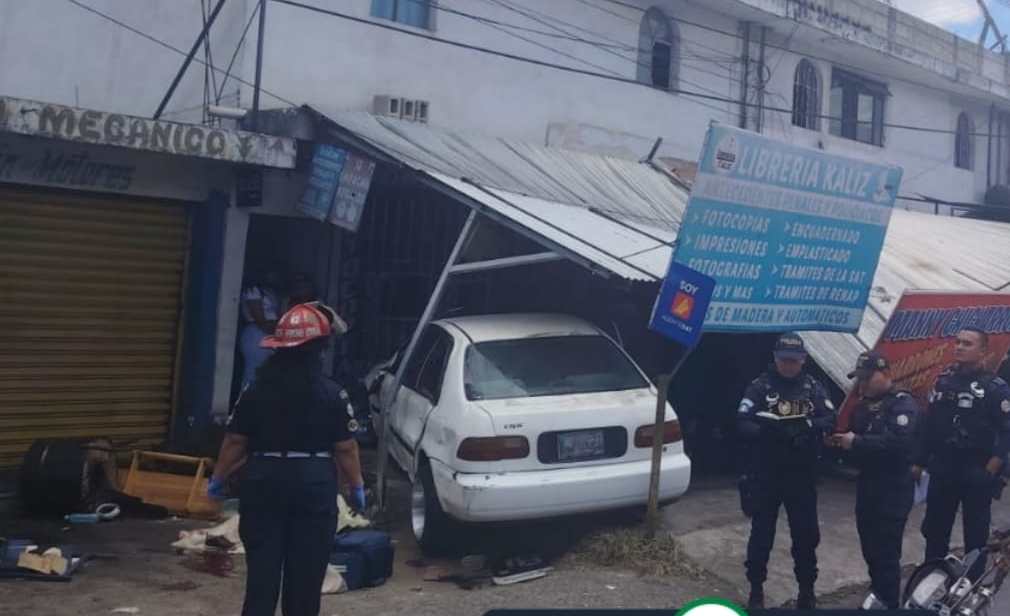 Un vehículo arrolló a un grupo de personas en Ciudad Quetzal y dejó un muerto y cuatro heridos. (Foto Prensa Libre: Bomberos Municipales Departamentales)