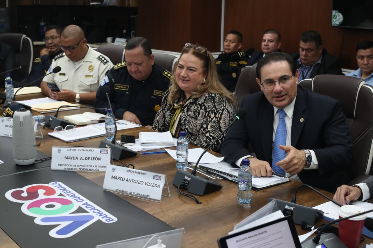Ministro de Gobernación Marco Antonio Villeda y el director de la PNC, David Custodio Boteo, durante una citación en el Congreso sobre seguridad, homicidios y el Anillo de Contención.