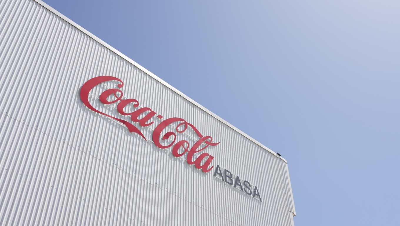 Logo de Coca-Cola en la fachada de la planta de Coca-Cola ABASA en Río Hondo, Zacapa.