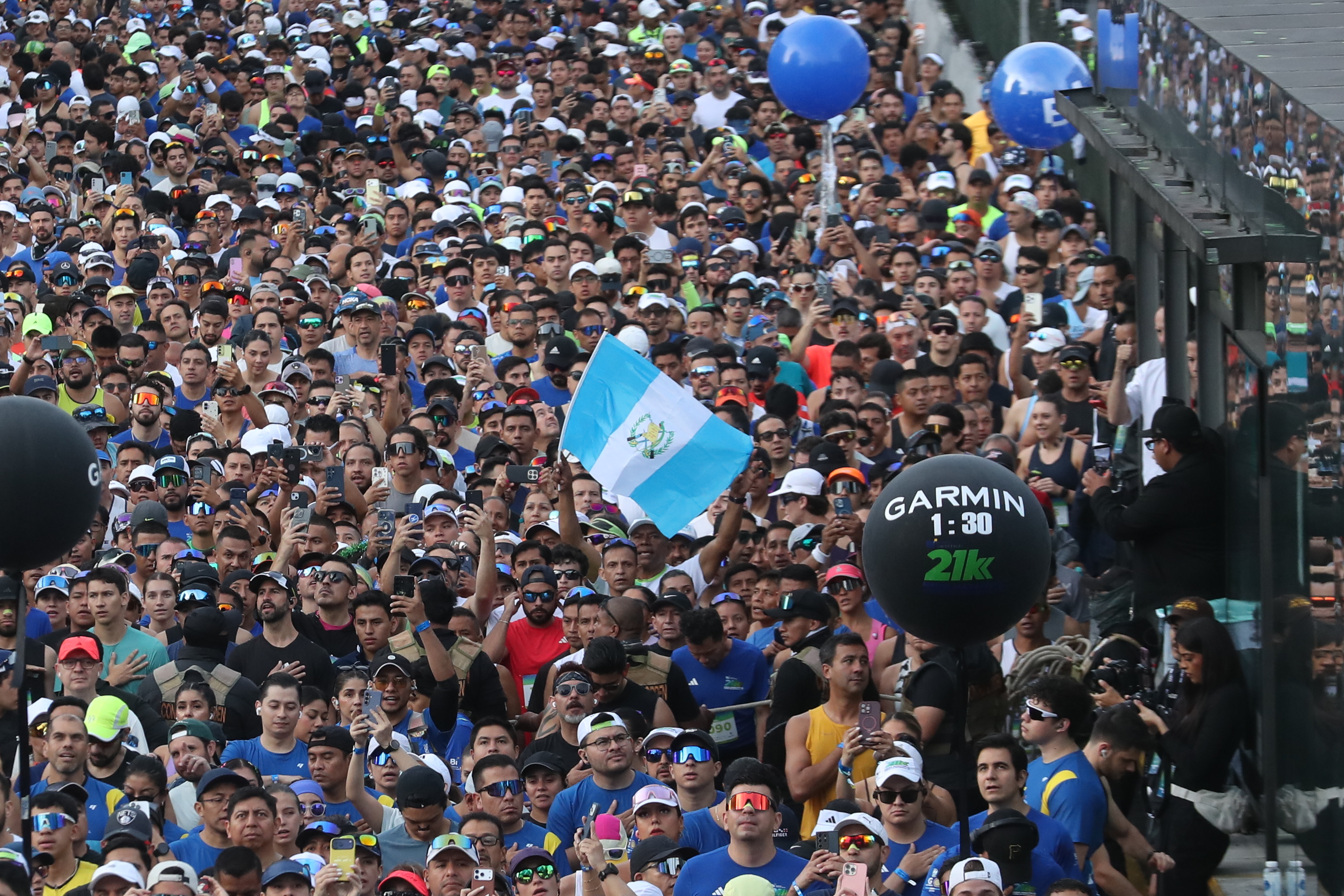 Miles de corredores nacionales e internacionales tomaron las principales calles de la capital este domingo en una jornada histrica que celebr la decimosexta edicin de la 21K y la primera Maratn de la competencia.

Foto Prensa Libre: Erick Avila.     23/08/2026