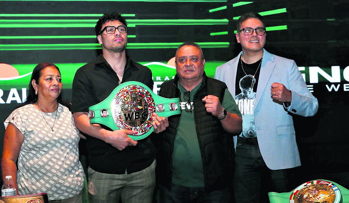 Los padre acompañaron al el boxeador petenero Léster Martínez se presentó ante los medios de comunicación guatemaltecos tras haberse coronado campeón interino supermediano del CMB.. 

Foto Prensa Libre: Erick Avila. 26/03/2026