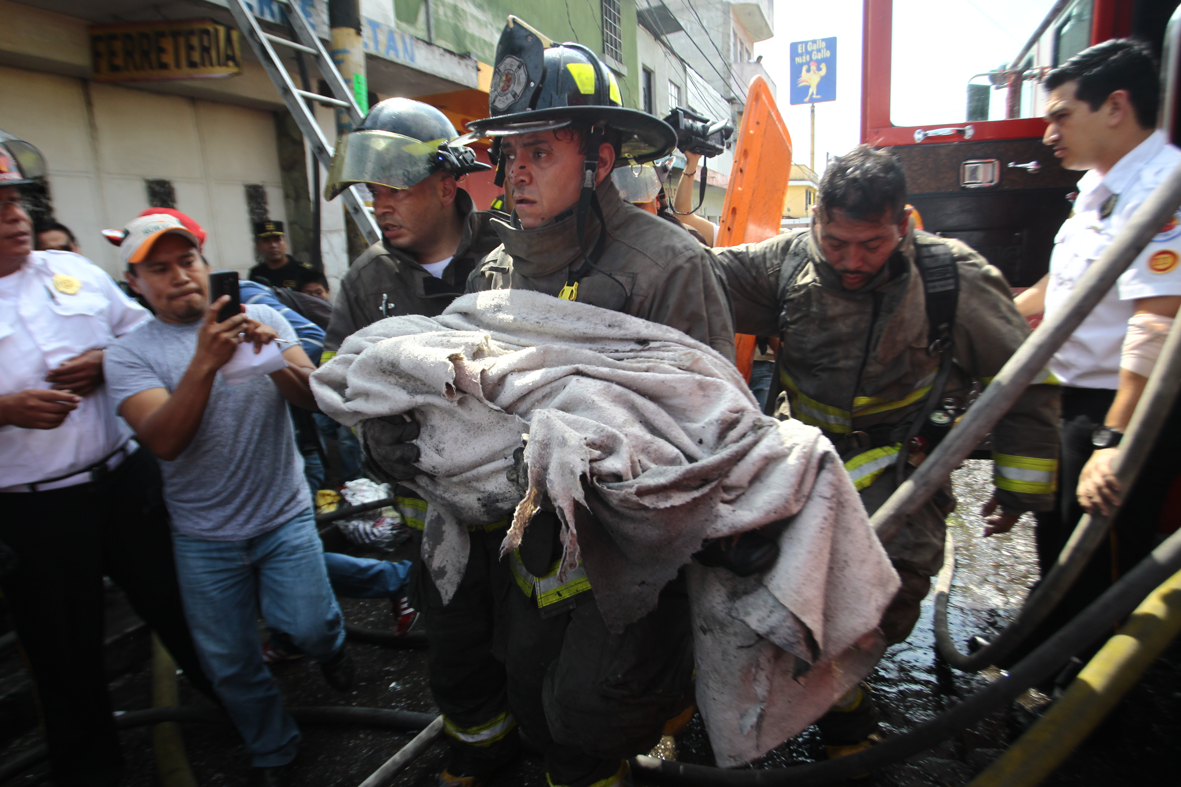 Cadver de la nia Rosalinda Tum, de tres es llevado por un bombero voluntario al momento de sacarla del  incendio en la 12 avenida y 7a. calle, colonia Quinta Samayoa, zona 7,  comenz en una habitacin donde se guardan juegos pirotecnicos pese al peligro que representa para varias familias, pues se trata de una vivienda donde se alquilan varios cuartos.


Fotografa. Erick Avila:                   14/12/2015