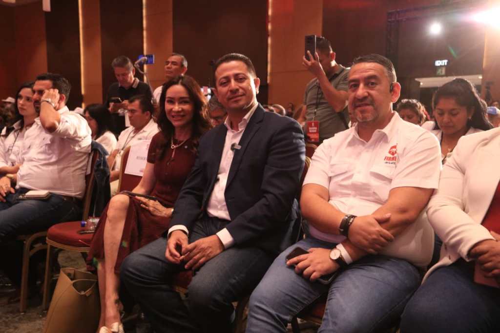 Los diputados Evelyn Morataya y Nery Ramos juntos en la asamblea del partido Firmes.