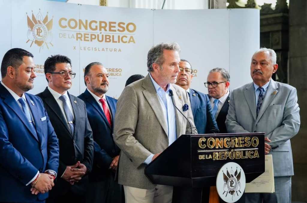 Director del Inguat Harris Whitbeck y diputados de la Comisión de Turismo del Congreso hablan de iniciativa de ley 6811