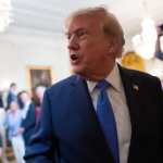 El presidente estadounidense Trump recibe a los atletas olímpicos del equipo de EE. UU. en la Casa Blanca.