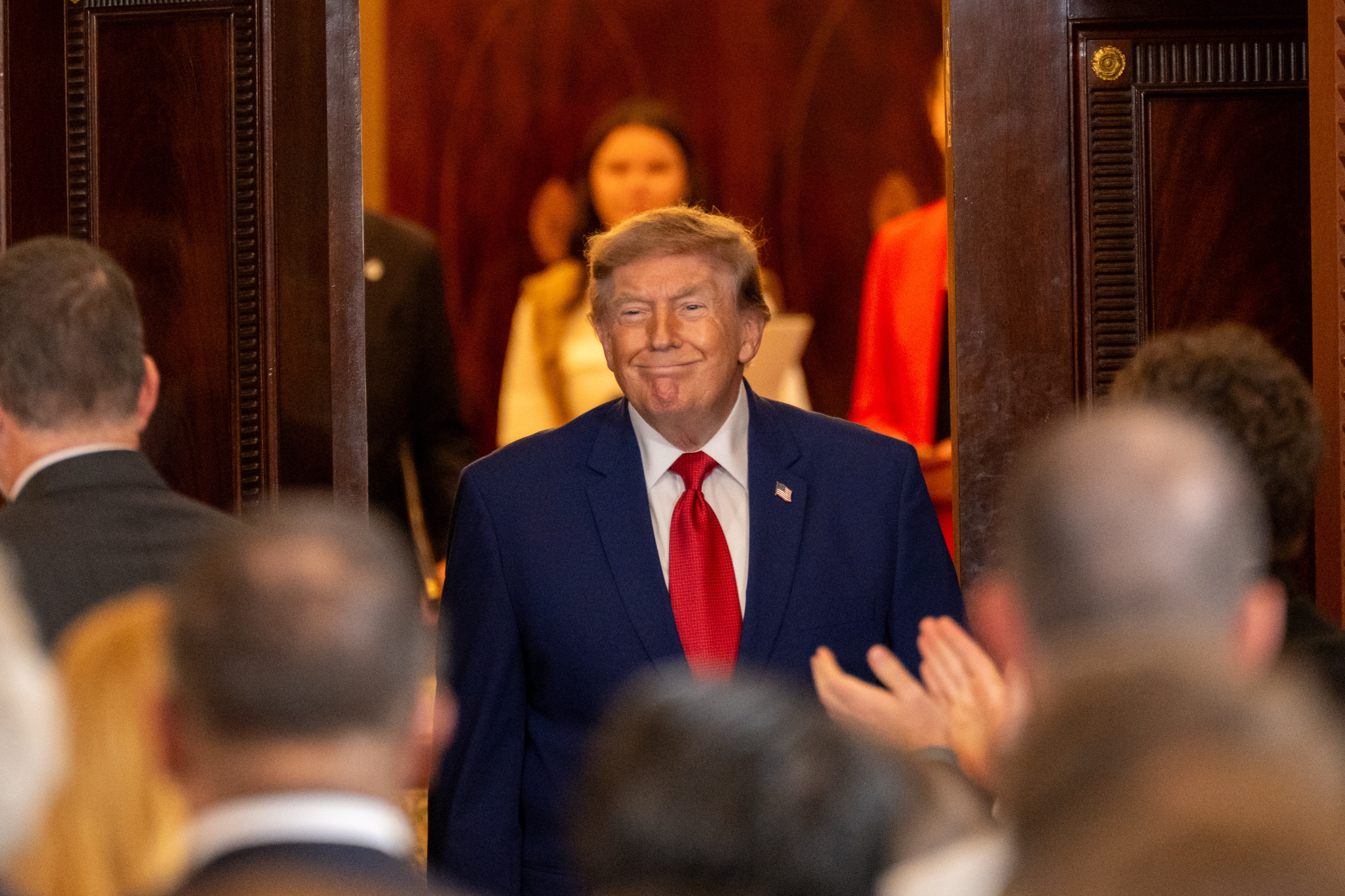 El presidente Trump asiste a una mesa redonda de la industria minera estadounidense.