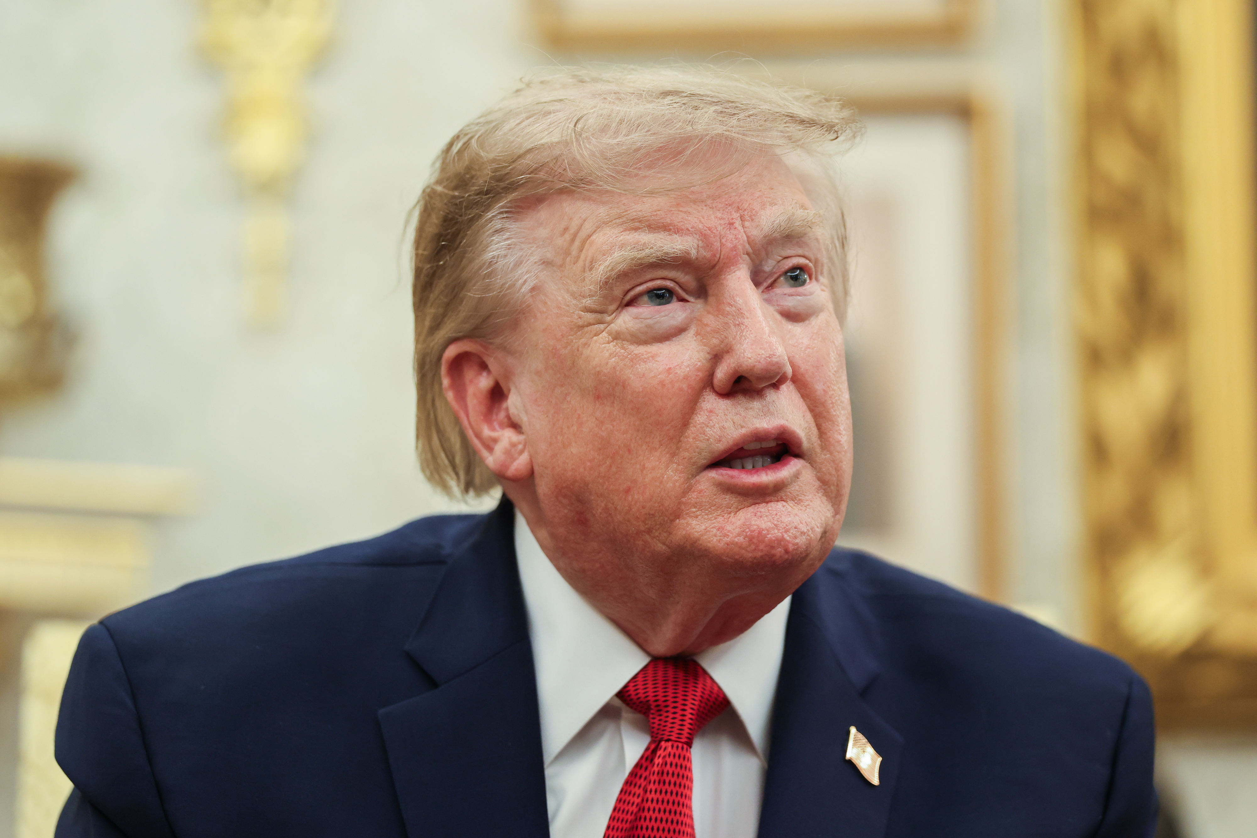 El presidente Trump recibe al socorrista Ryder Williams en el Despacho Oval.