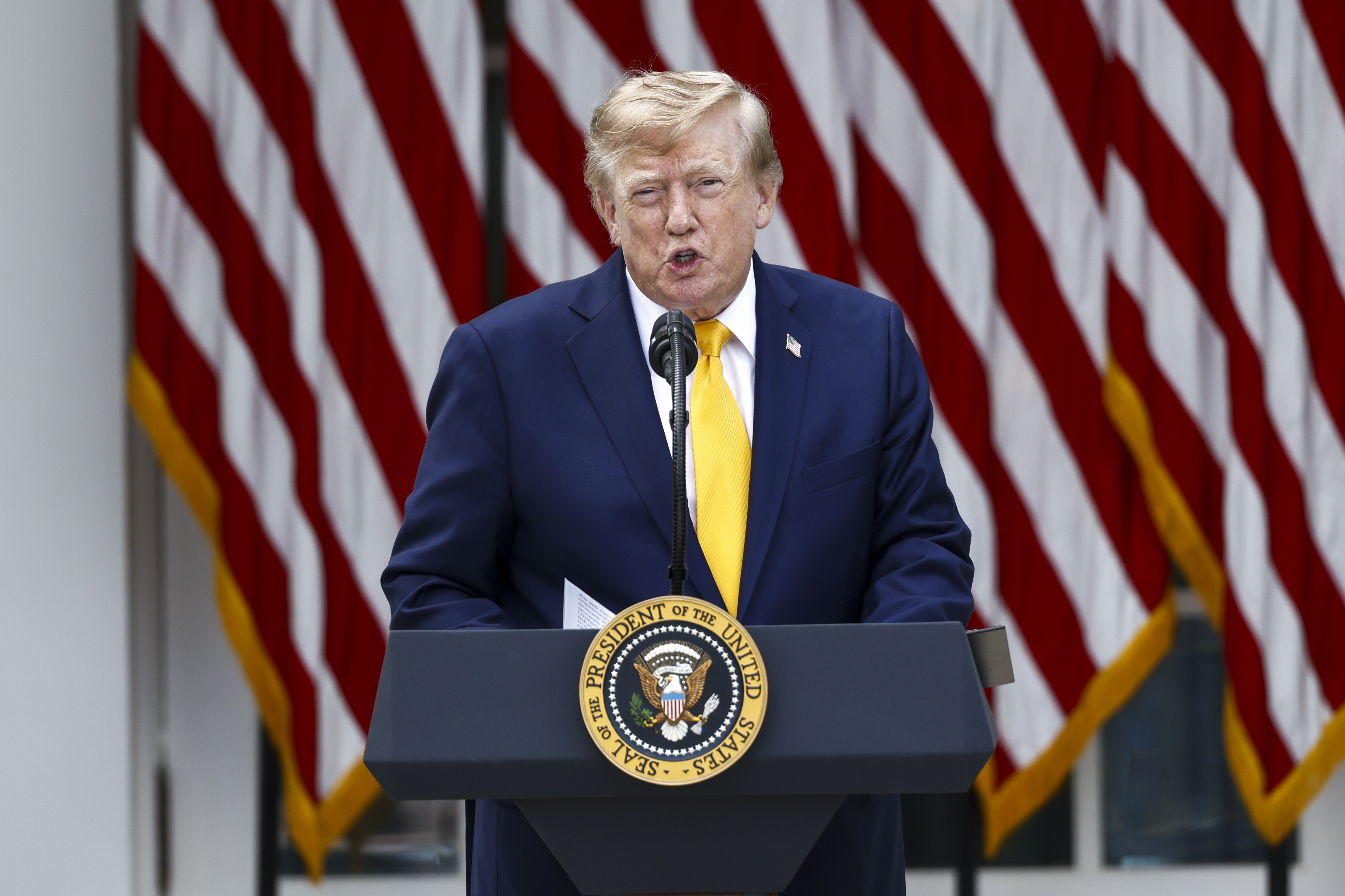 El presidente estadounidense Trump organiza un evento educativo en el Jardín de las Rosas.