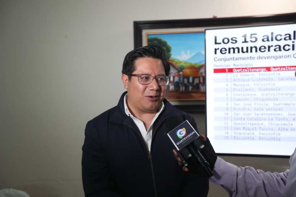 Edie Cux explica los hallazgos del informe sobre remuneraciones de alcaldes de Guatemala