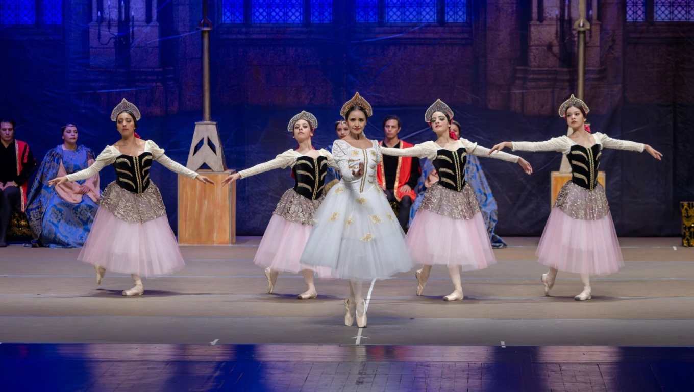 El Ballet Nacional de Guatemala "Christa Mertins" presenta El lago de los cisnes. (Foto Prensa Libre: Cortesía Ministerio de Cultura y Deporte)