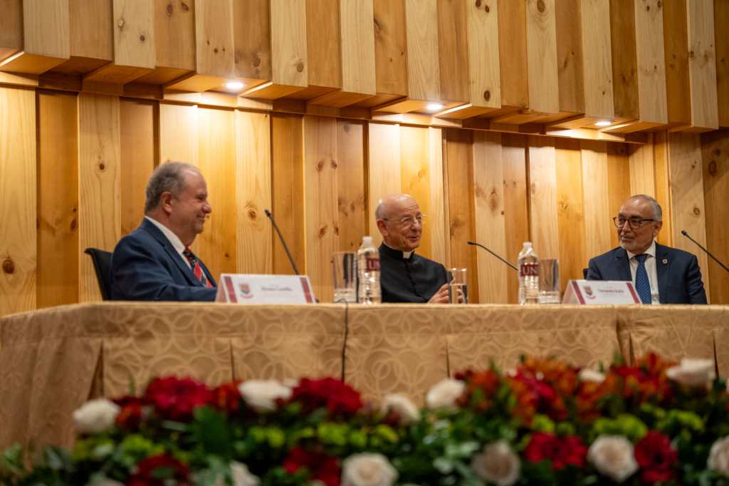 Monseñor Fernando Ocáriz, Prelado del Opus Dei en un encuentro con académicos en Guatemala.
