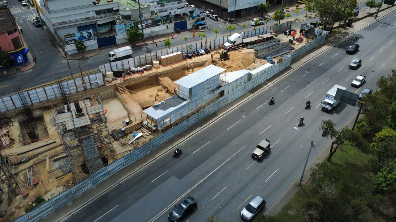 La estación 4, en el Complejo El Trébol, ya registra avances en su construcción. Será el principal punto de conexión del AeroMetro con el Transmetro cuando el sistema entre en operación en 2027, con una tarifa estimada de entre Q4 y Q6 por viaje. (Foto Prensa Llibre: cortesía AeroMetro)
