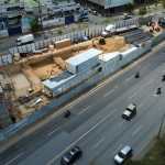 La estación 4, en el Complejo El Trébol, ya registra avances en su construcción. Será el principal punto de conexión del AeroMetro con el Transmetro cuando el sistema entre en operación en 2027, con una tarifa estimada de entre Q4 y Q6 por viaje. (Foto Prensa Llibre: cortesía AeroMetro)