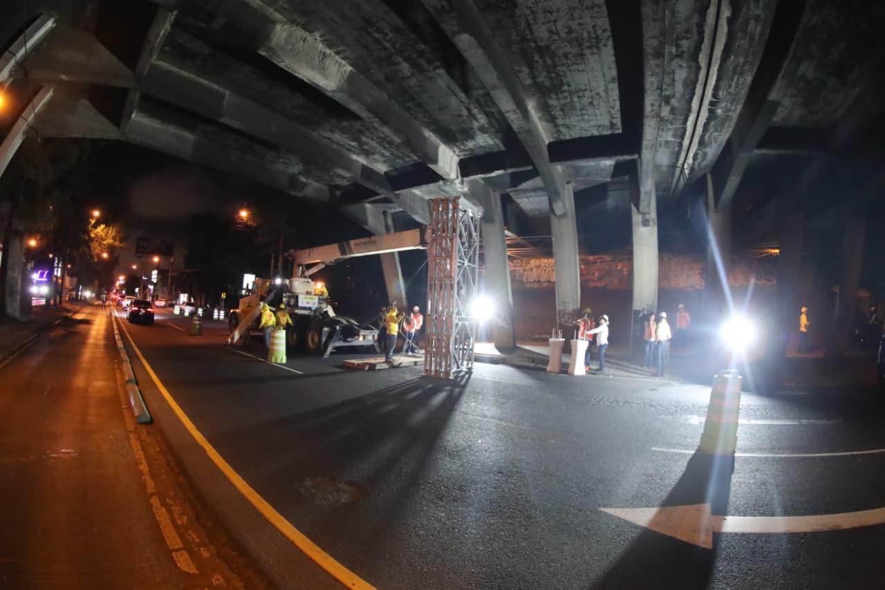 Trabajos de apuntalamiento e instalación de soportes técnicos en la viga dañada del puente del Periférico y calzada Aguilar Batres.