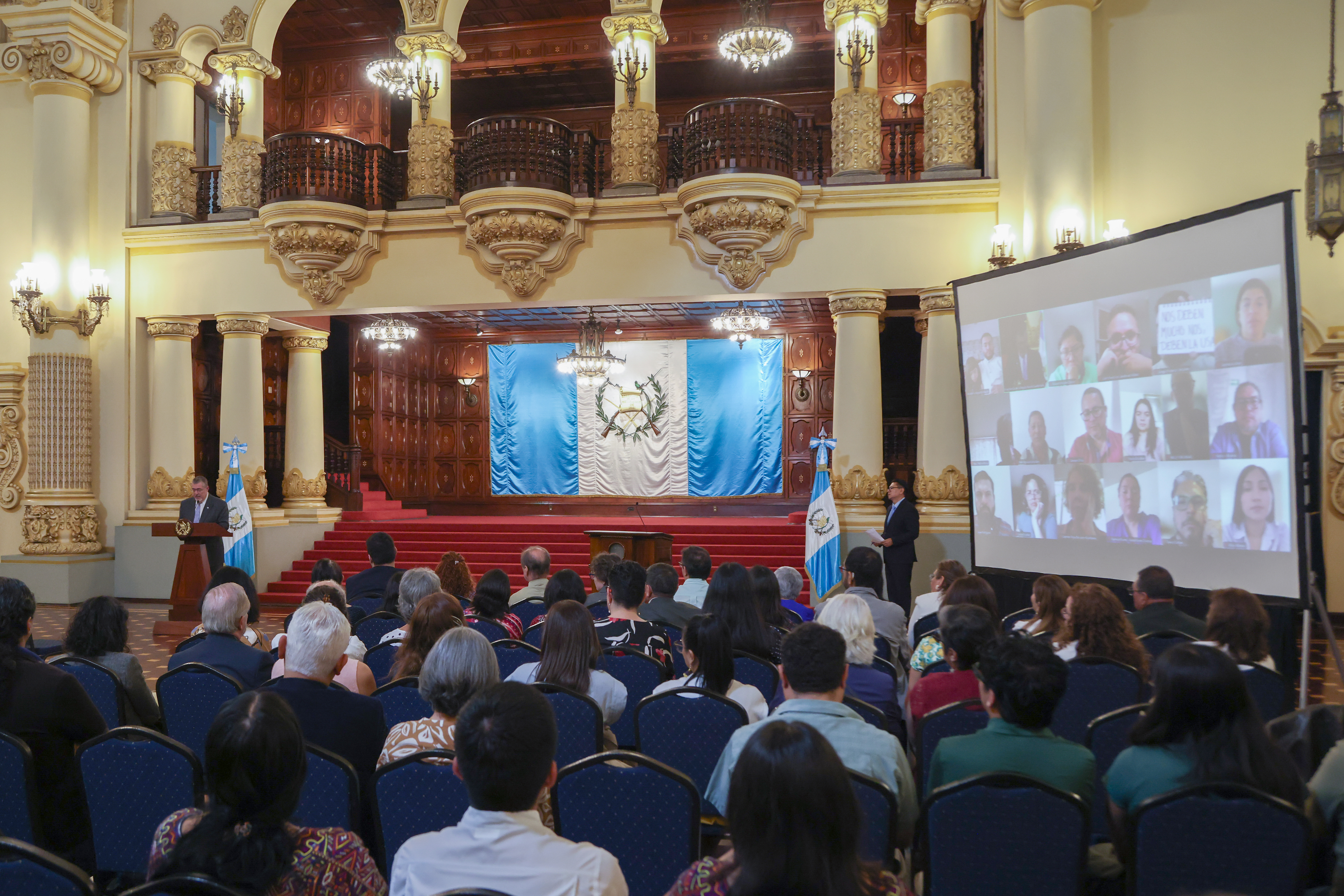 El presidente Bernardo Arévalo reconoce una deuda histórica con los guatemaltecos exiliados durante la presentación de un informe sobre el destierro. (Foto Prensa Libre: EFE)