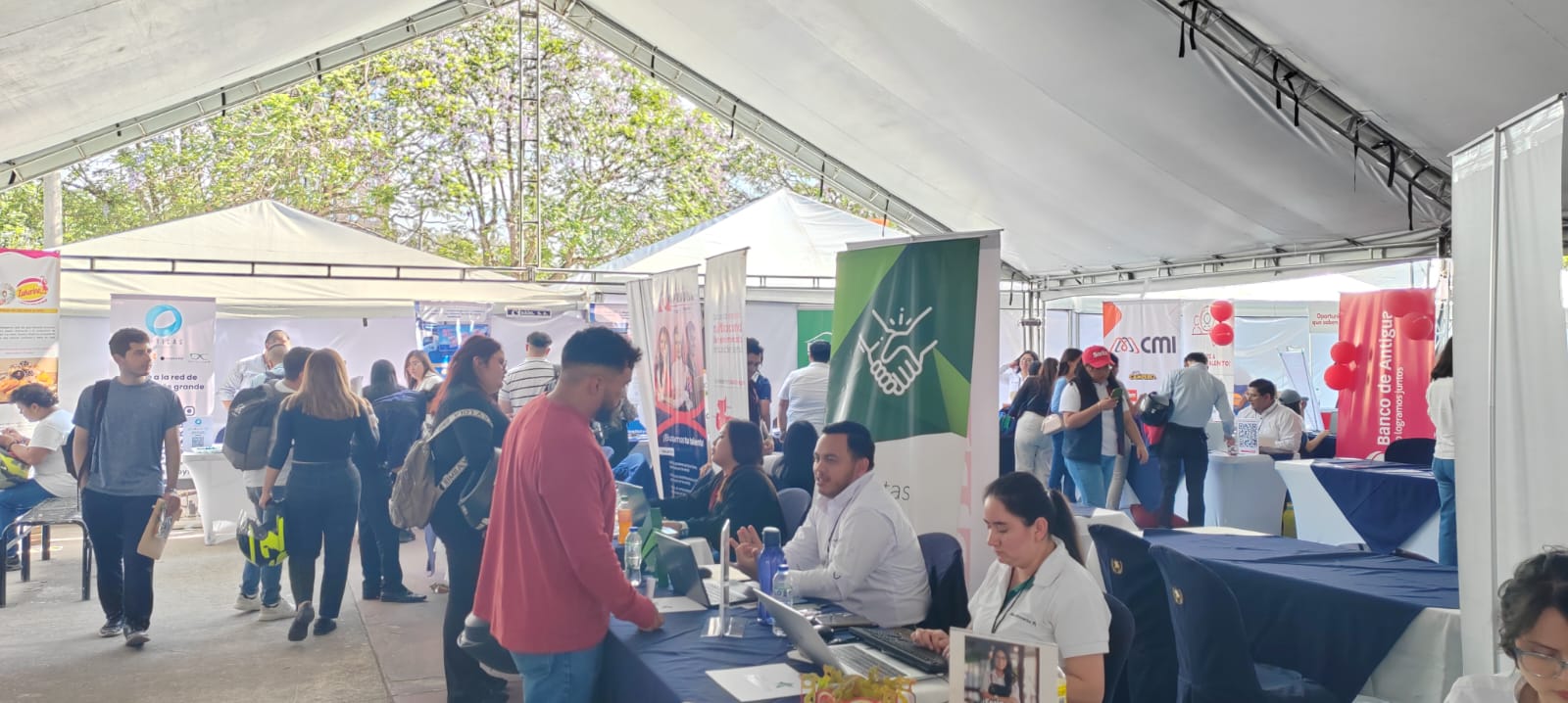 Primera Feria Nacional del Empleo de 2026, en la que más de dos mil guatemaltecos participaron para optar a las plazas disponibles. (Foto, Prensa Libre: Glenda Burrión)