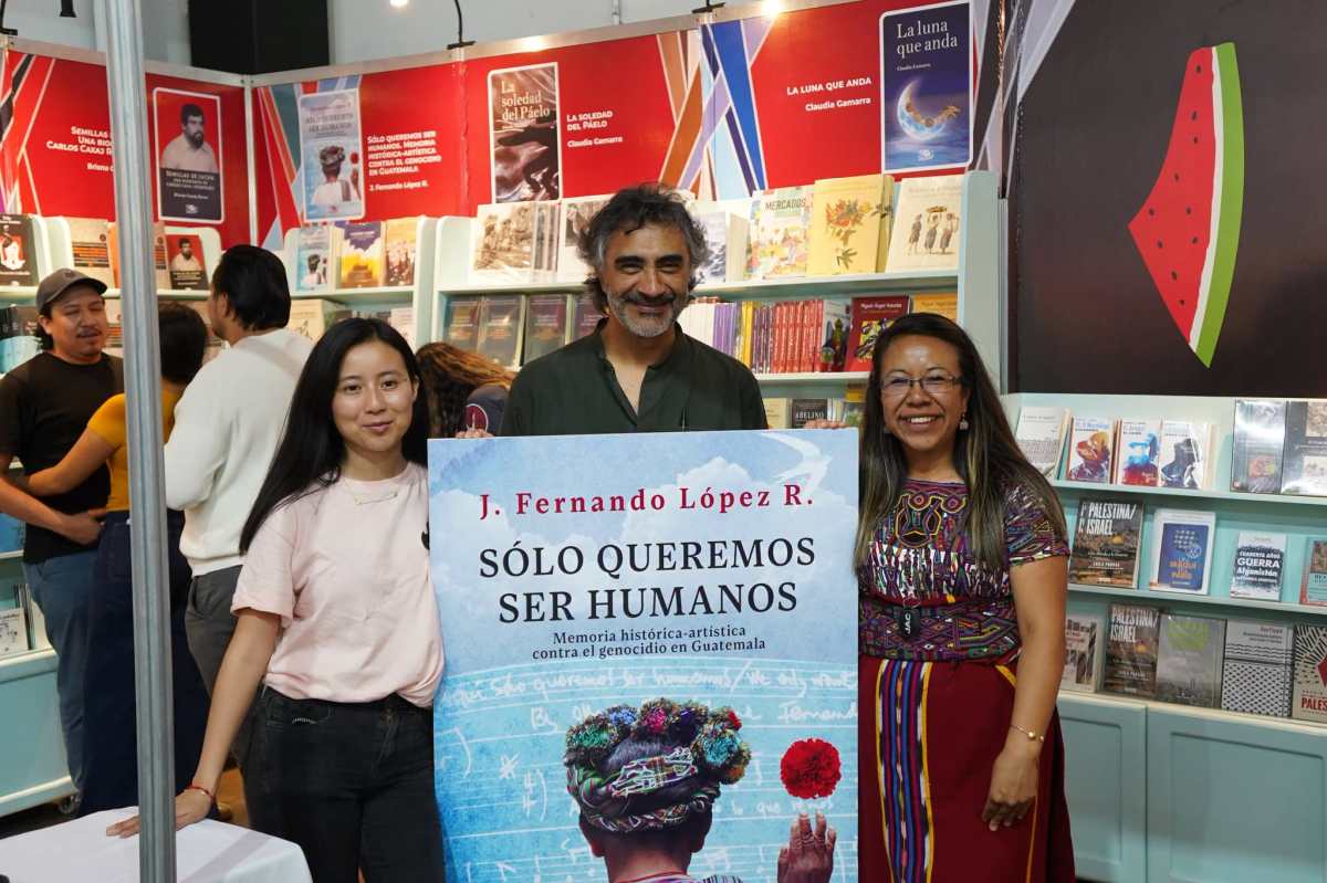 Fernando López, quien compartió junto a algunos de sus lectores durante Filgua, realizará tres presentaciones de su libro. (Foto Prensa Libre: Cortesía F&G Editores)
