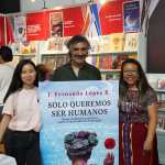 Fernando López, quien compartió junto a algunos de sus lectores durante Filgua, realizará tres presentaciones de su libro. (Foto Prensa Libre: Cortesía F&G Editores)