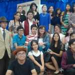 Gloria Hernández junto a los estudiantes que interpretaron a los personajes de su libro. (Foto Prensa Libre: Ana Lucía Mendizábal)