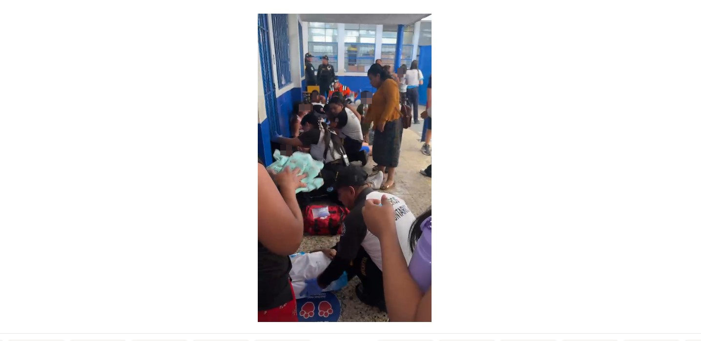 Bomberos Voluntarios brindan primeros auxilios a estudiantes que presentaron signos y síntomas de golpe de calor en una escuela de La Brigada, zona 7 de Mixco. (Foto Prensa Libre: Captura de pantalla video de los Bomberos Voluntarios)