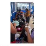 Bomberos Voluntarios brindan primeros auxilios a estudiantes que presentaron signos y síntomas de golpe de calor en una escuela de La Brigada, zona 7 de Mixco. (Foto Prensa Libre: Captura de pantalla video de los Bomberos Voluntarios)