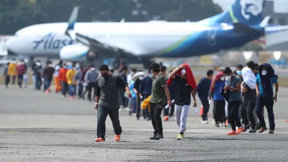 El documento del Departamento de Seguridad Nacional de EE. UU. plantea contratar una empresa para localizar en Guatemala, Honduras y México a migrantes deportados con multas y deudas migratorias pendientes.