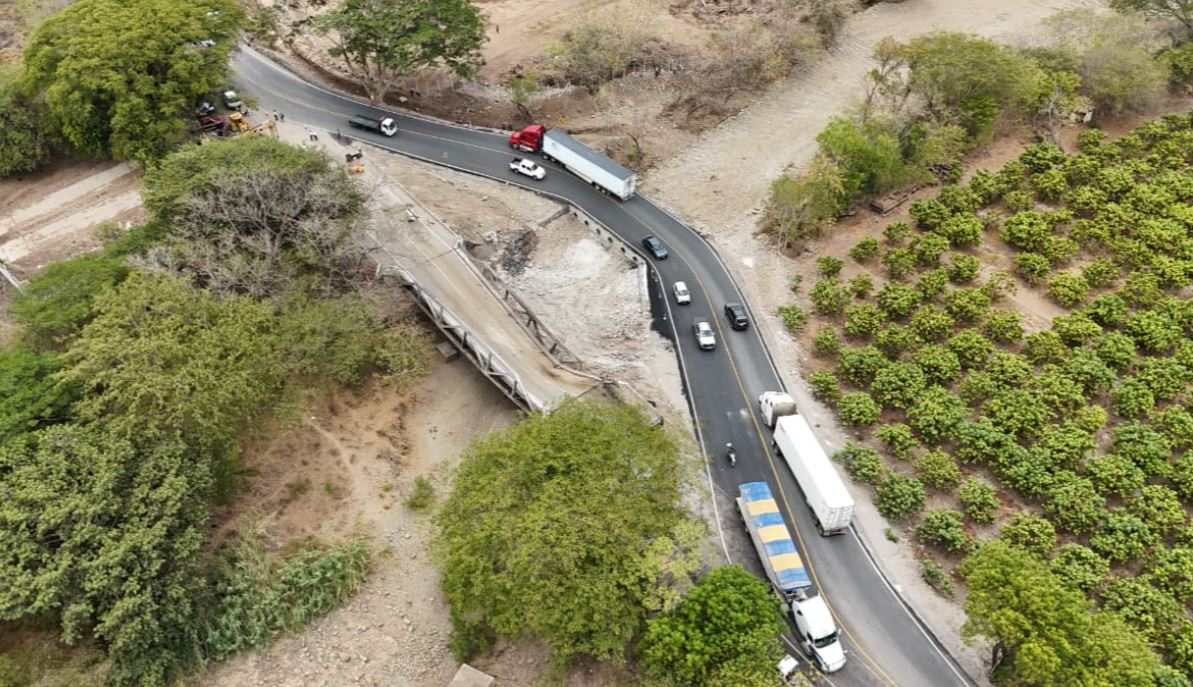 El corredor logístico del norte y el flujo de tránsito se reactivaron, sobre todo el transporte pesado que conecta con Belice, Honduras, El Salvador y el resto de Centroamérica, así como con la Empresa Portuaria Nacional Santo Tomás de Castilla (Empornac) y Puerto Barrios. (Foto Prensa Libre: Javier González)
