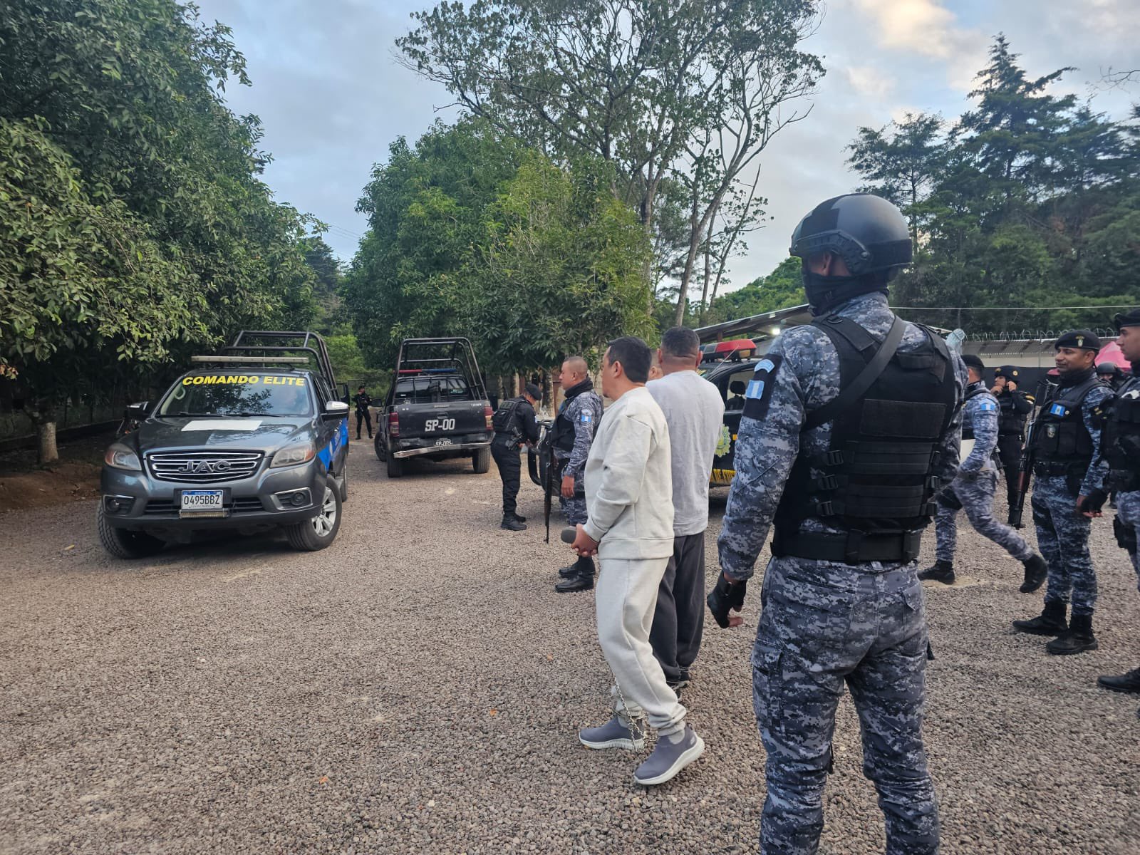 Carlos Obeniel Morales Guerra, Eddie Waldemar Pineda Velásquez y Julio César Peralta Vargas fueron trasladados a la Fuerza Aérea Guatemalteca y entregados a autoridades estadounidenses.  (Foto Prensa Libre: Tomada de @mingobguate)
