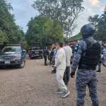 Carlos Obeniel Morales Guerra, Eddie Waldemar Pineda Velásquez y Julio César Peralta Vargas fueron trasladados a la Fuerza Aérea Guatemalteca y entregados a autoridades estadounidenses. (Foto Prensa Libre: Tomada de @mingobguate)