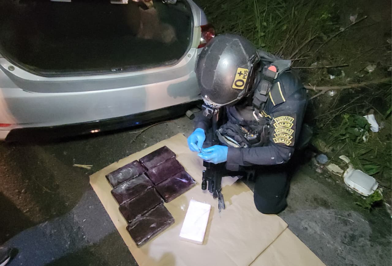 Agentes de la SGAIA localizan ocho paquetes con cocaína durante la inspección de un vehículo en la aldea El Arenal, Gualán, Zacapa. (Foto Prensa Libre: PNC)