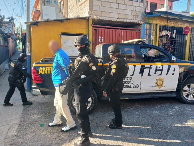 Miguel “Y”, de 51 años, fue capturado durante un allanamiento en la colonia Granizo II, zona 7, por una orden de aprehensión por lavado de dinero u otros activos. (Foto Prensa Libre: PNC)