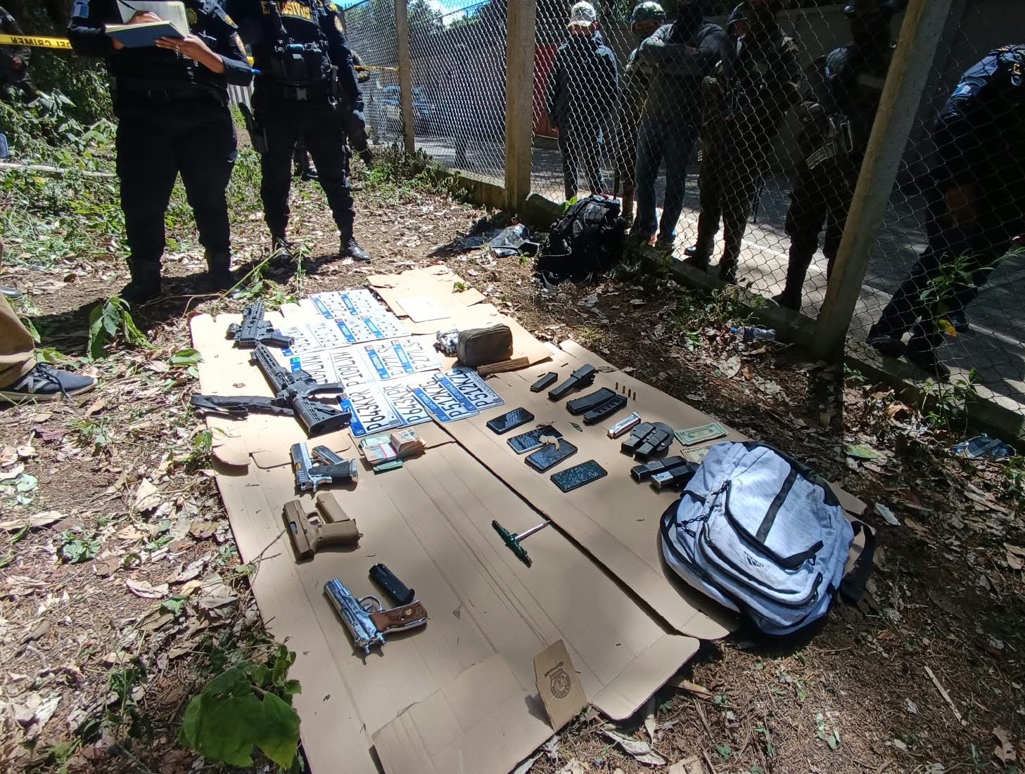 Las autoridades localizaron seis armas de fuego, cargadores y municiones durante el operativo en San Lucas Sacatepéquez. (Foto Prensa Libre: Ejército de Guatemala)