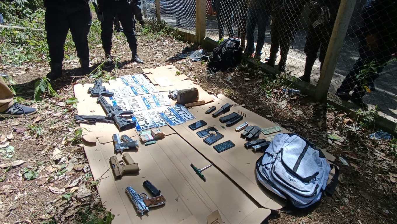 Las autoridades localizaron seis armas de fuego, cargadores y municiones durante el operativo en San Lucas Sacatepéquez. (Foto Prensa Libre: Ejército de Guatemala)