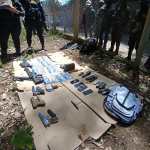 Las autoridades localizaron seis armas de fuego, cargadores y municiones durante el operativo en San Lucas Sacatepéquez. (Foto Prensa Libre: Ejército de Guatemala)