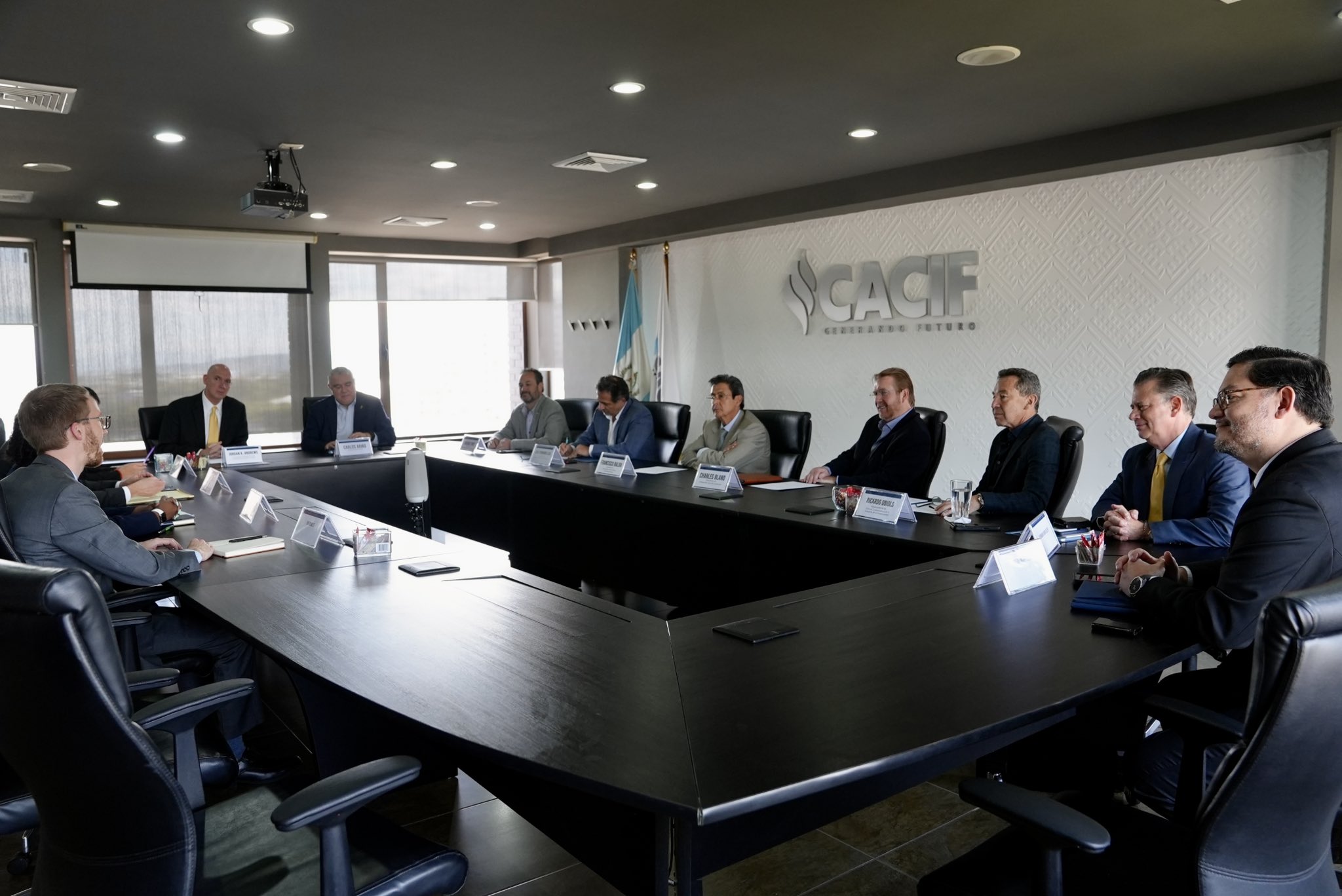 Jorgan Andrews conversa con representantes del Cacif durante el encuentro en el que se destacó la importancia de impulsar inversiones y fortalecer la competitividad. (Foto Prensa Libre: Tomada de @usembassyguate)