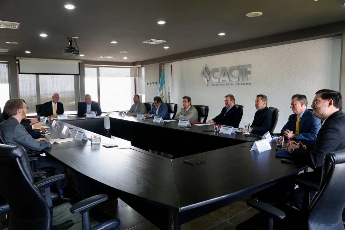 Jorgan Andrews conversa con representantes del Cacif durante el encuentro en el que se destacó la importancia de impulsar inversiones y fortalecer la competitividad. (Foto Prensa Libre: Tomada de @usembassyguate)